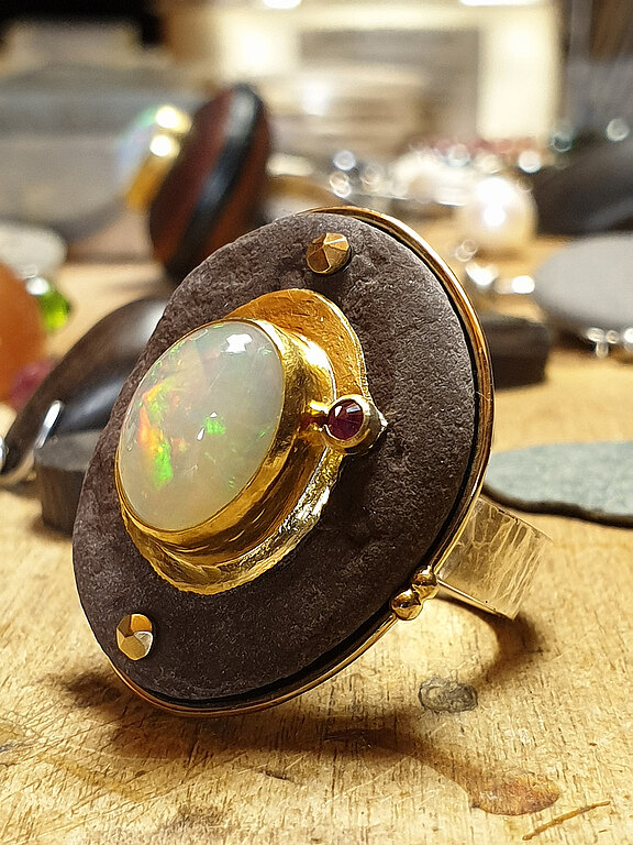 033_Stein_Silber_Gold_Opal_Rubin.jpg  