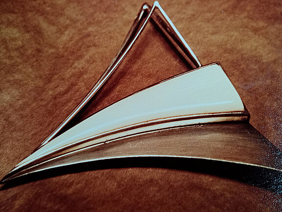 1980_Brosche_Silber_Bein-.jpg  