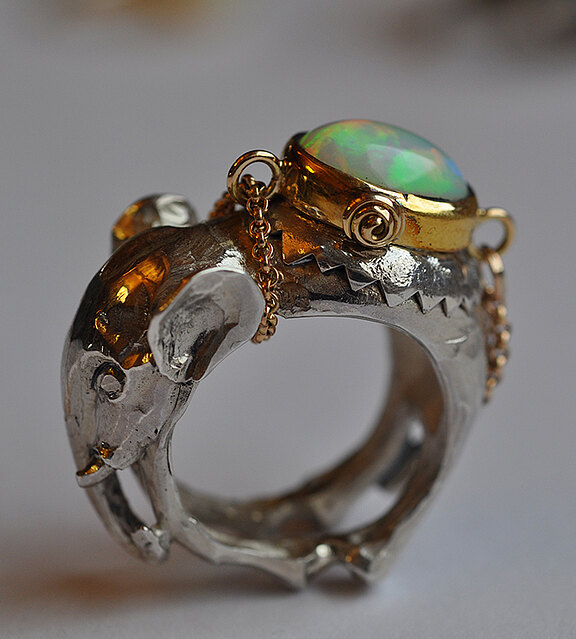 016_Tiere_Elefant_der_Steintraeger_Silber_Gold_Opal.jpg  
