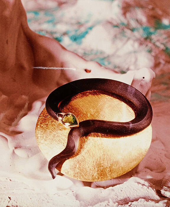 001_Brosche_Schlange.auf.24KtGold_Onyx_Smaragd_Foto.G.P.Winter.jpg  