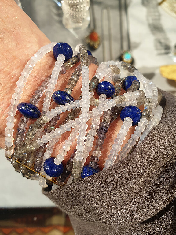 001_Armband_Chalzedon_Labradorith_Lapis.jpg  