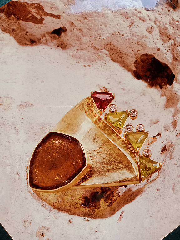 1995_Brosche_Gold_Turmalin_Olivin_Brillant_fotocredit.G.P.Winter.jpg  
