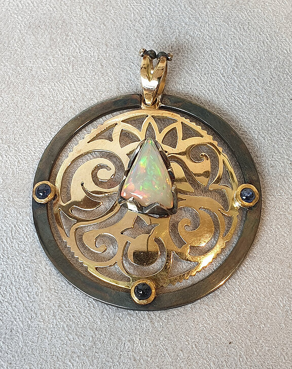 020_Amulett.GLUECK_Gold_Silber_Opal_Saphir.jpg  
